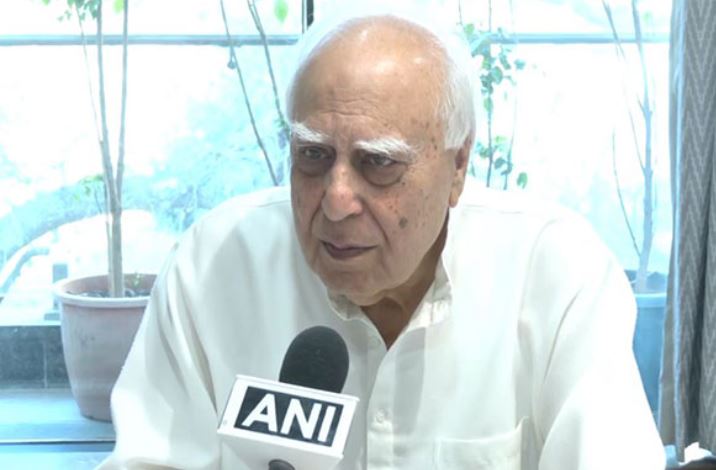 निर्वाचन आयोग हमेशा मोदी सरकार के हाथों की ‘कठपुतली’ रहा है: कपिल सिब्बल का आरोप